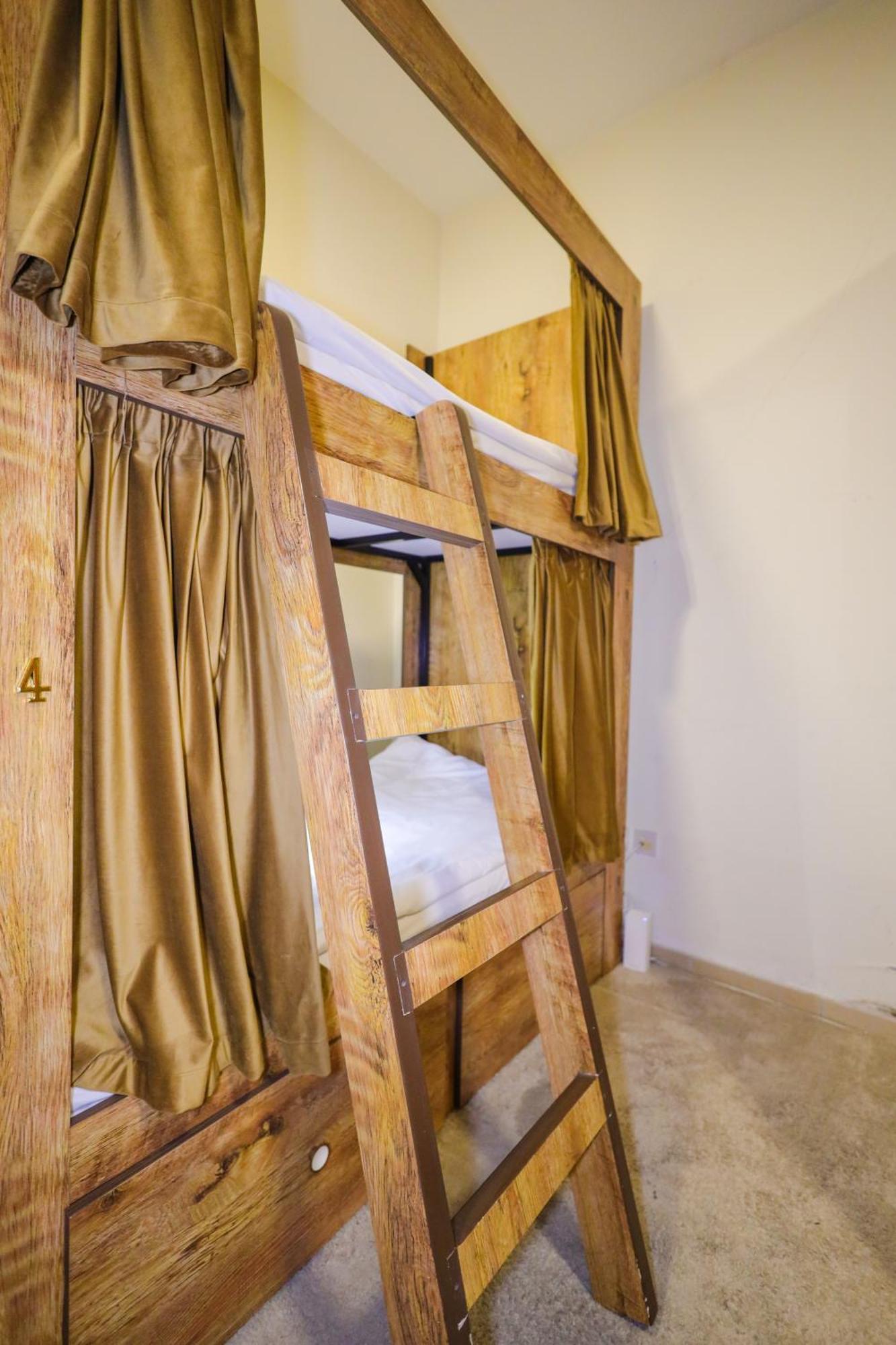 Lunar Hostel Plus Dubai Exterior photo